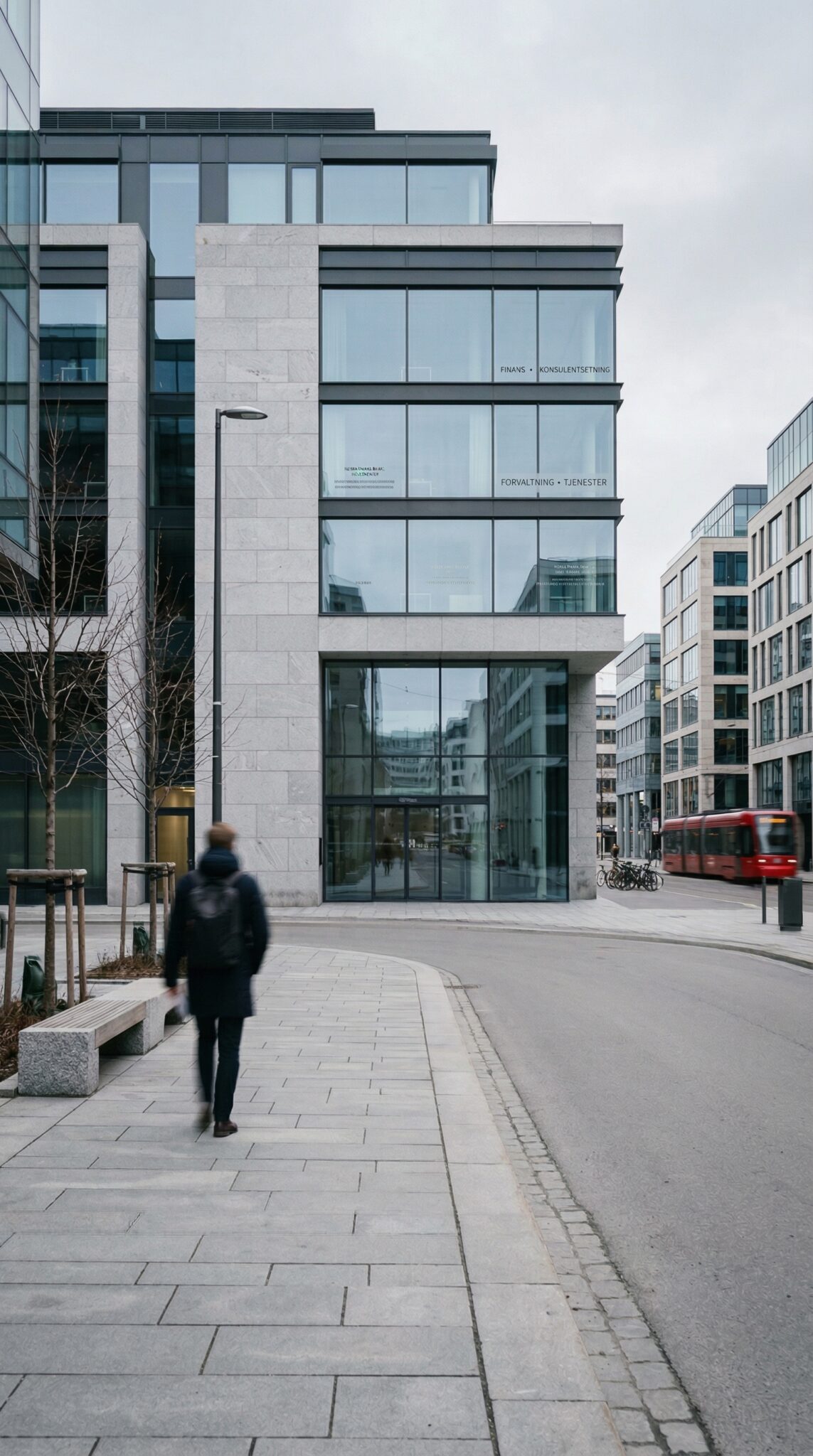 Moderne norsk finansbygg med glassfasade og person som går forbi – illustrasjon til e-bok om Topp 50 selskaper med investeringspotensial i 2026