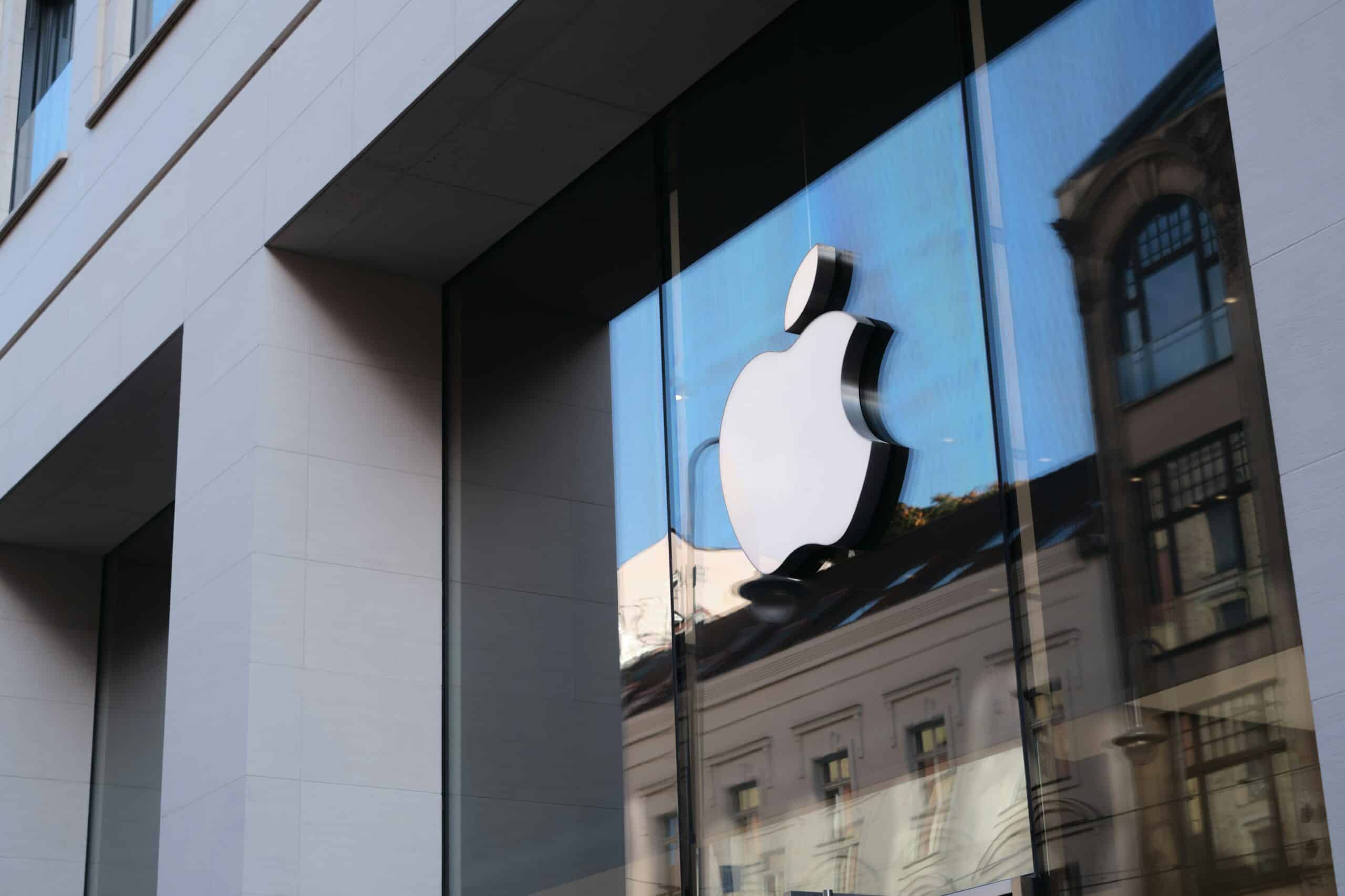 Apple-bygningen med logoen – Apple aksjer faller, nye produkter gir investorene håp