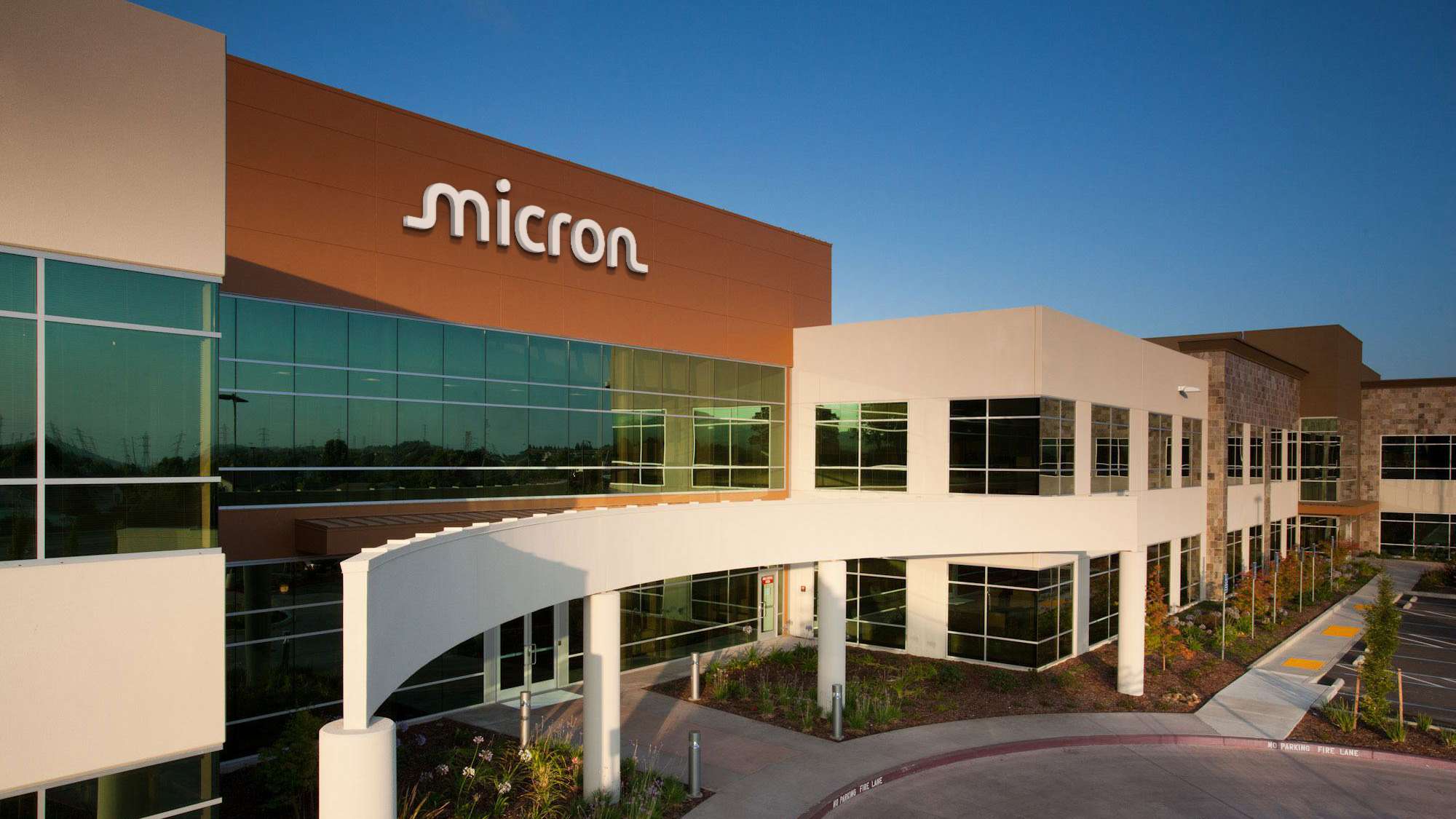 Et moderne kontorbygg med Micron Technology-logoen i Folsom, California