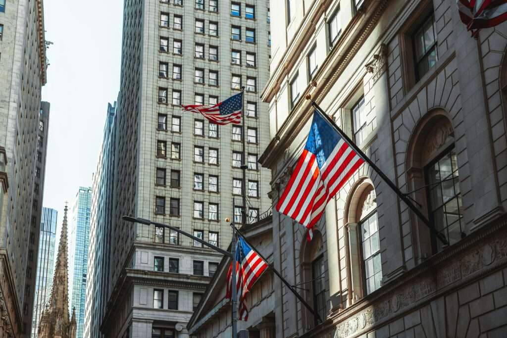 Bygningen på Wall Street med amerikanske flagg – symbolet på den amerikanske sentralbanken, hvis fremtid avhenger av godkjenningen av Kevin Warsh