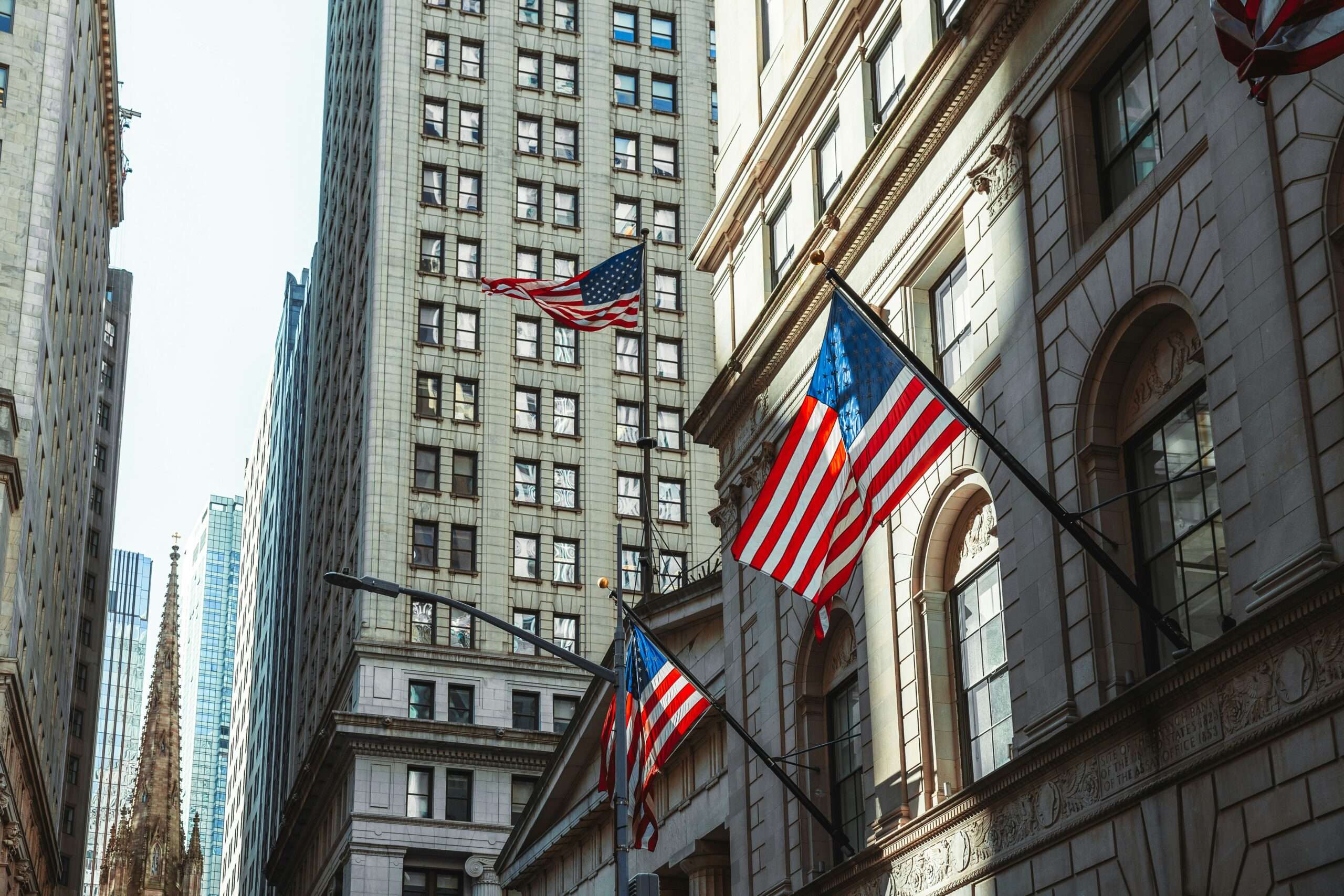 Bygningen på Wall Street med amerikanske flagg – symbolet på den amerikanske sentralbanken, hvis fremtid avhenger av godkjenningen av Kevin Warsh