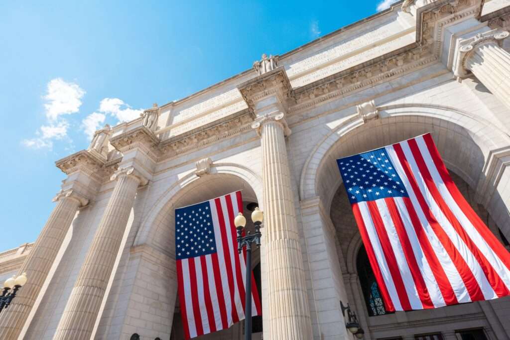 Amerikanske flagg som symbol på amerikanske statsobligasjoner med avkastning på over 5 %
