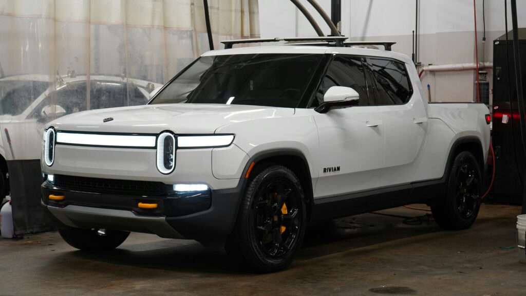 Den elektriske pickupen Rivian R1T i terrenget — bilprodusenten der Volkswagen nå er største aksjonær.