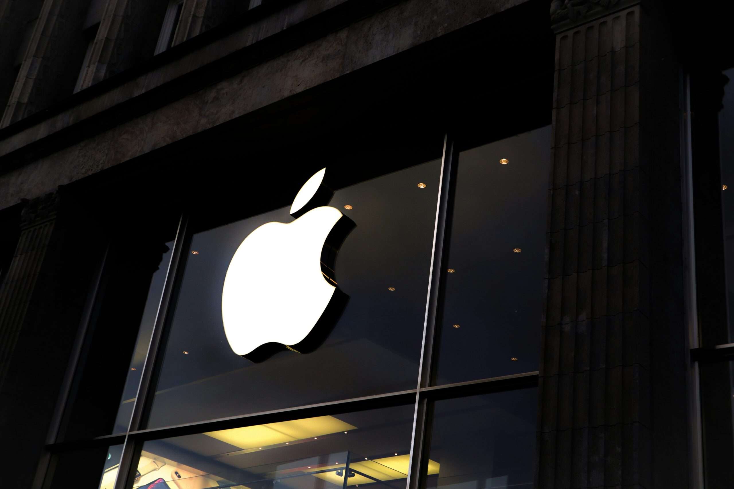 Det opplyste Apple-logoet på fasaden til en Apple Store – illustrasjon til Bernsteins analyse av AAPL-aksjen