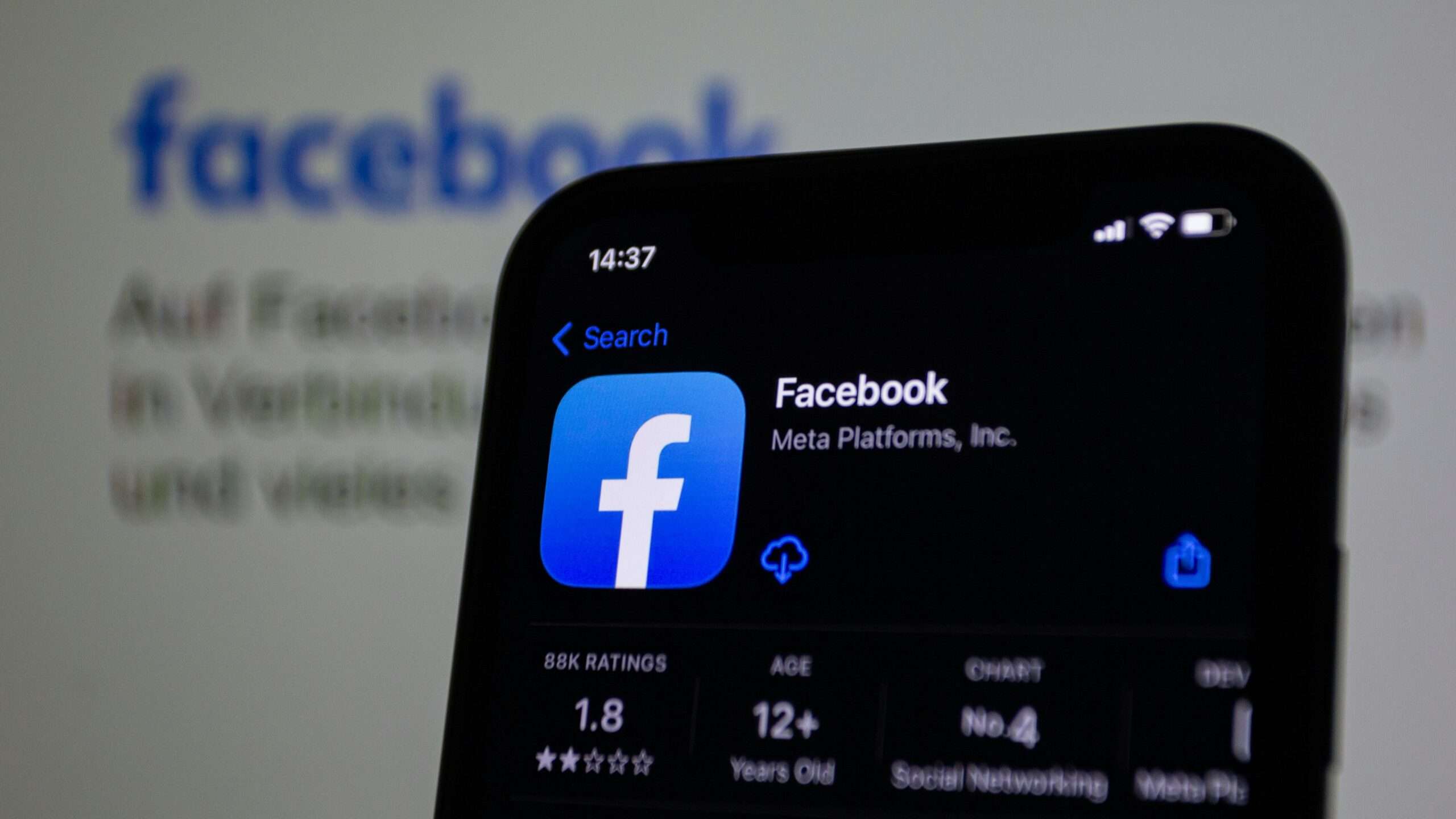 Smarttelefon som viser Facebook-appen fra Meta Platforms i App Store – Meta One
