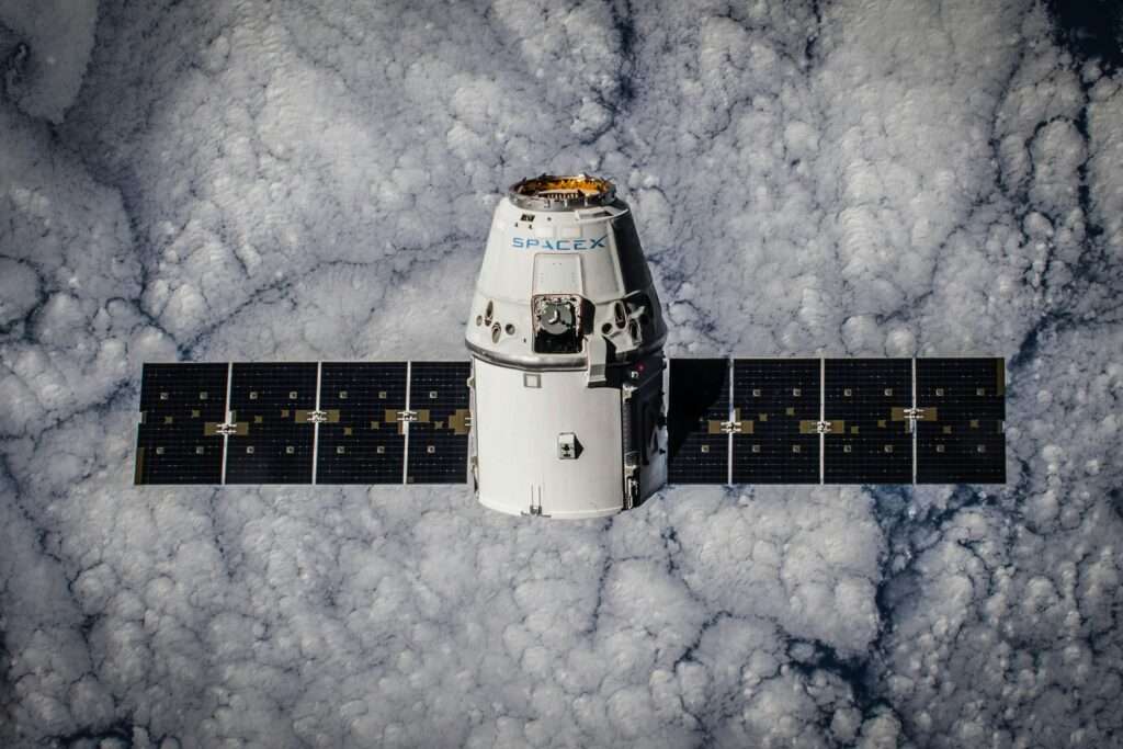 SpaceX-romfartøy i bane rundt Jorden – illustrasjon i forbindelse med SpaceXs børsnotering på Nasdaq