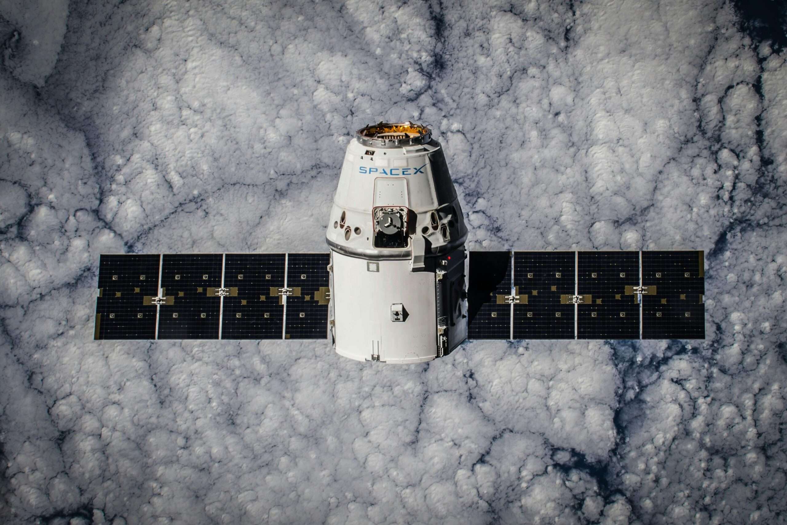 SpaceX-romfartøy i bane rundt Jorden – illustrasjon i forbindelse med SpaceXs børsnotering på Nasdaq