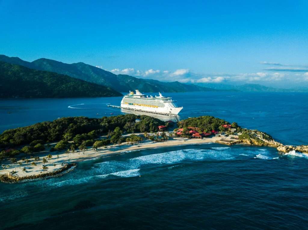 Royal Caribbean cruiseskip på havet – illustrasjon til Q2 2026-resultater og hevet resultatprognose