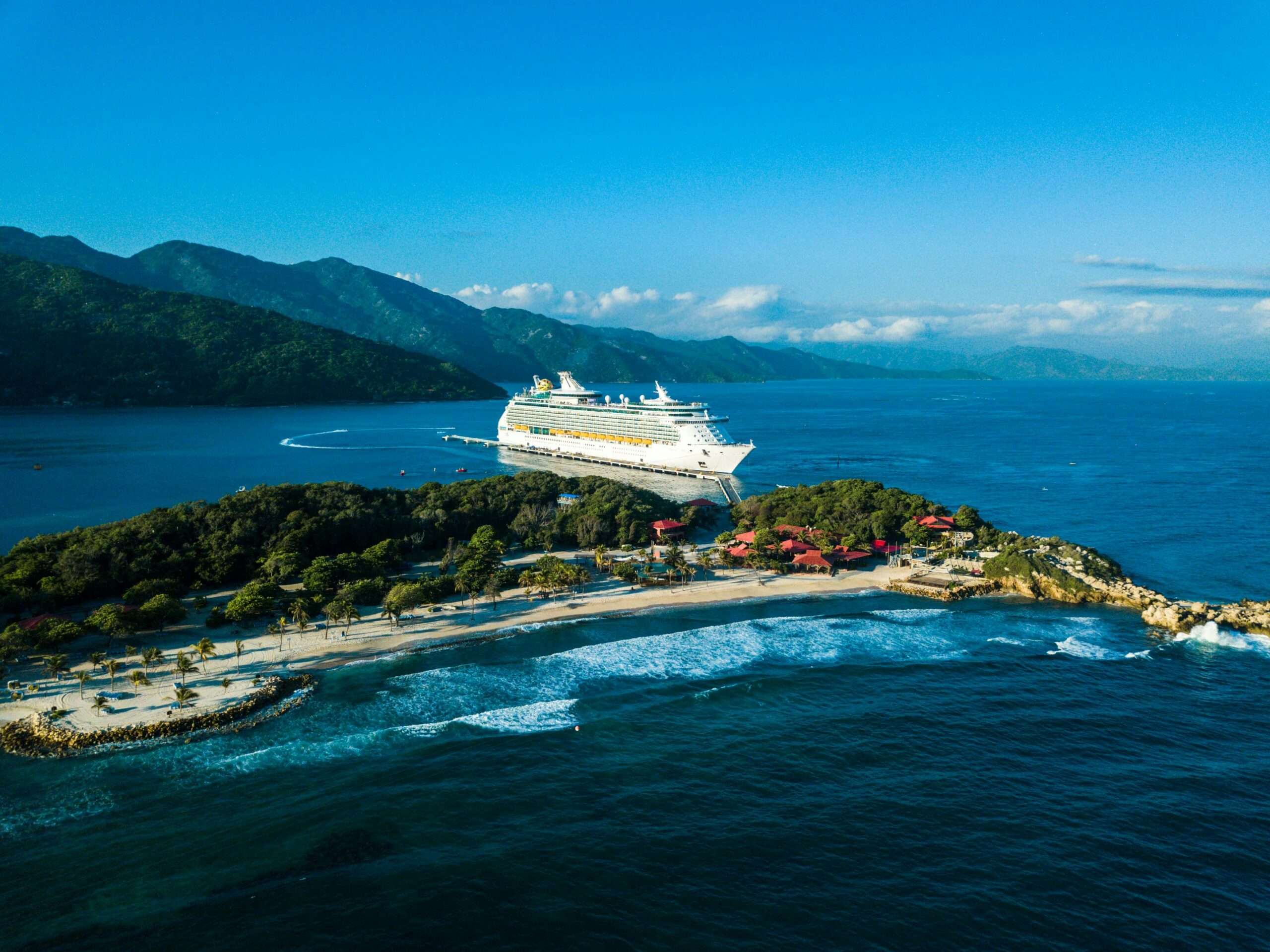 Royal Caribbean cruiseskip på havet – illustrasjon til Q2 2026-resultater og hevet resultatprognose