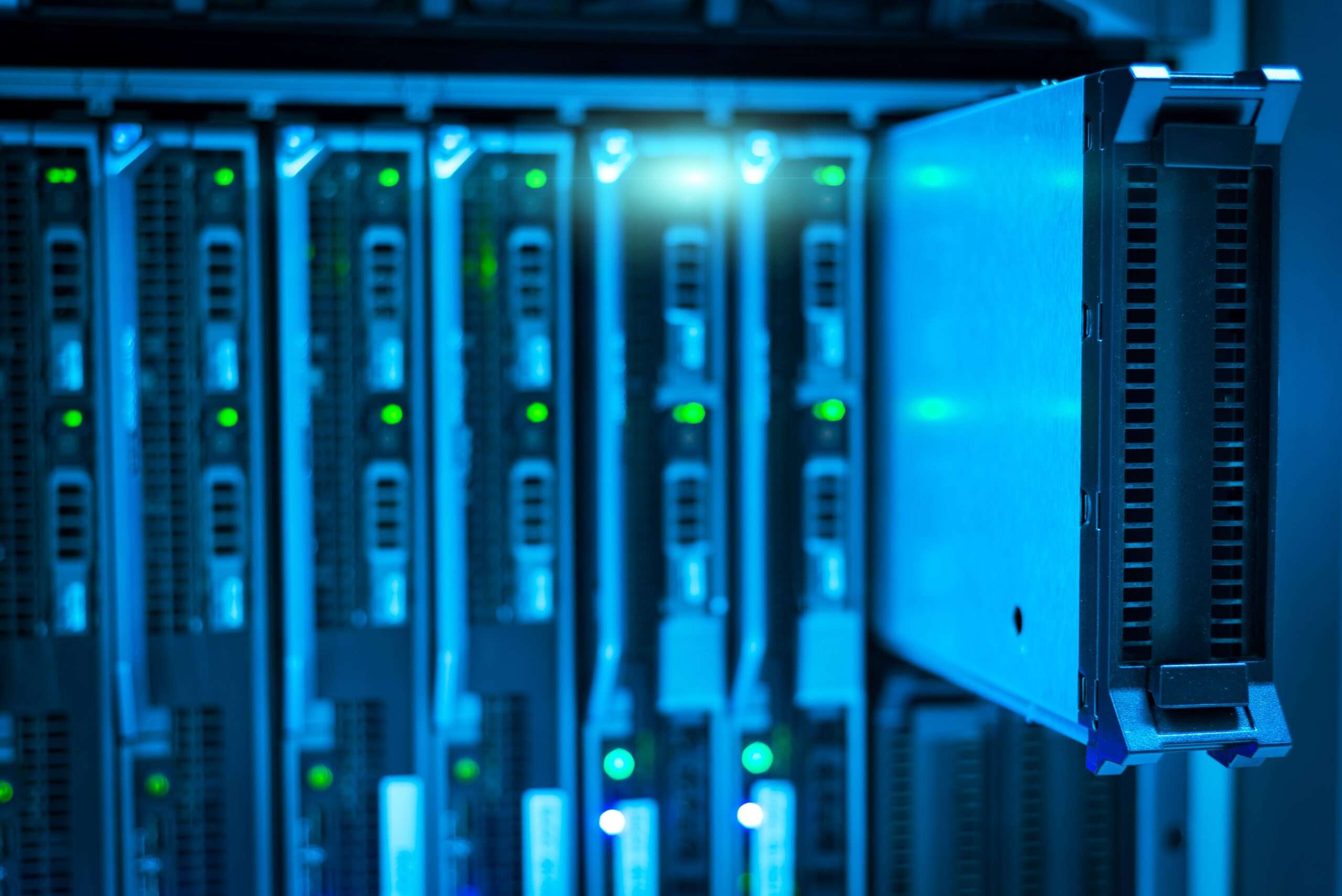 Rader med serverstativer i et datasenter, som symboliserer infrastrukturen for AI og skytjenester som Forgent Power Solutions leverer