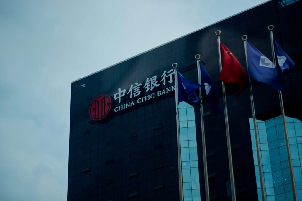 Bygningen til China CITIC Bank med det kinesiske flagget – illustrasjonsbilde til temaet kapitalinnsprøytning i kinesiske statsbanker