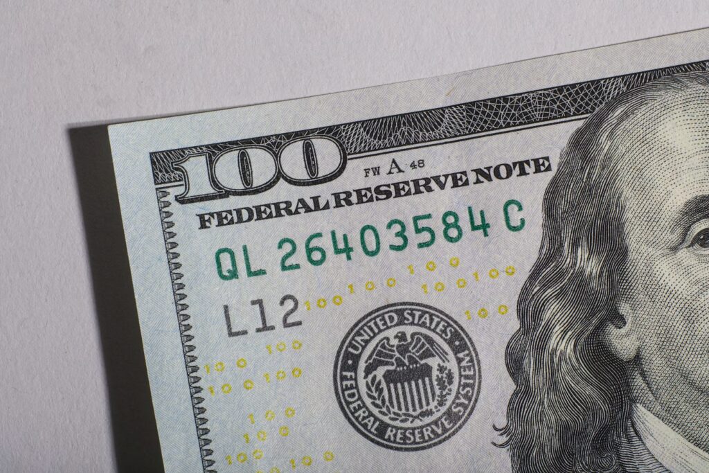 100 amerikanske dollar med Federal Reserve System-segl, som symboliserer Feds rentebeslutning
